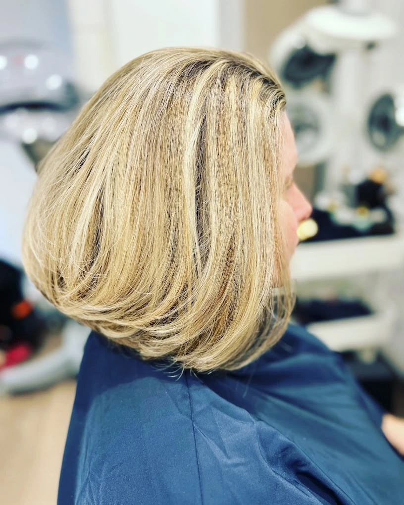 femme avec balayage blond