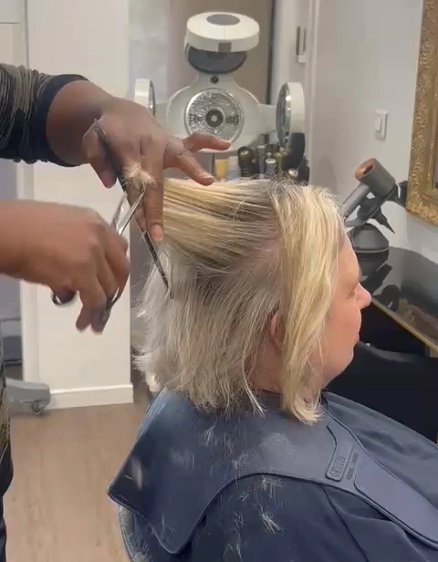 coupe de cheveux aux ciseaux