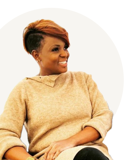 Patronne du alon de coiffure souriante